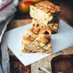 Saftige Apfel-Schnitten mit Ahornsirup, Walnüssen und brauner Butter – duftender, köstlicher Apfelkuchen für den Herbst. Mit nur wenigen Zutaten zusammengerührt und schnell gebacken. Mit etwas Schlagsahne oder Vanilleeis serviert ein absoluter Kuchen-Traum! | moeyskitchen.com