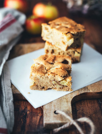 Saftige Apfel-Schnitten mit Ahornsirup, Walnüssen und brauner Butter – duftender, köstlicher Apfelkuchen für den Herbst. Mit nur wenigen Zutaten zusammengerührt und schnell gebacken. Mit etwas Schlagsahne oder Vanilleeis serviert ein absoluter Kuchen-Traum! | moeyskitchen.com