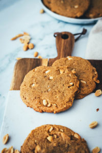 Rezept für weiche Erdnussbutter Kekse. Chewy Peanut Butter Cookies passen zu jeder Gelegenheit: egal ob als Plätzchen für den Keksteller in den Advent oder einfach leckere Kekse an einem grauen Herbsttag. Das Rezept ist wirklich kinderleicht und unglaublich lecker! | moeyskitchen.com