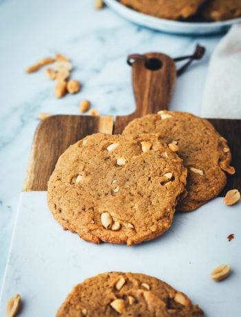 Rezept für weiche Erdnussbutter Kekse. Chewy Peanut Butter Cookies passen zu jeder Gelegenheit: egal ob als Plätzchen für den Keksteller in den Advent oder einfach leckere Kekse an einem grauen Herbsttag. Das Rezept ist wirklich kinderleicht und unglaublich lecker! | moeyskitchen.com