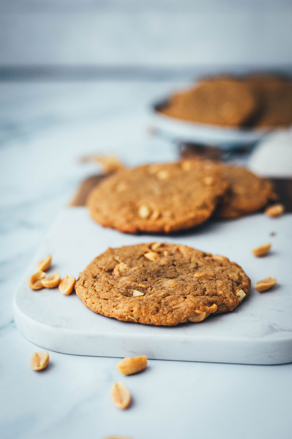 Rezept für weiche Erdnussbutter Kekse. Chewy Peanut Butter Cookies passen zu jeder Gelegenheit: egal ob als Plätzchen für den Keksteller in den Advent oder einfach leckere Kekse an einem grauen Herbsttag. Das Rezept ist wirklich kinderleicht und unglaublich lecker! | moeyskitchen.com
