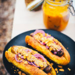 Rezept für herbstliche Hot Dogs mit Curry Bun, Chili Cheese Bratwurst und selbst gemachten Toppings: Kürbis-Chutney, eingelegten roten Zwiebeln und würziger Carolina Mustard BBQ Sauce | moeyskitchen.com