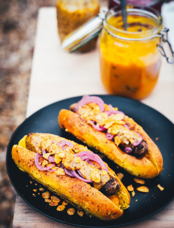 Rezept für herbstliche Hot Dogs mit Curry Bun, Chili Cheese Bratwurst und selbst gemachten Toppings: Kürbis-Chutney, eingelegten roten Zwiebeln und würziger Carolina Mustard BBQ Sauce | moeyskitchen.com