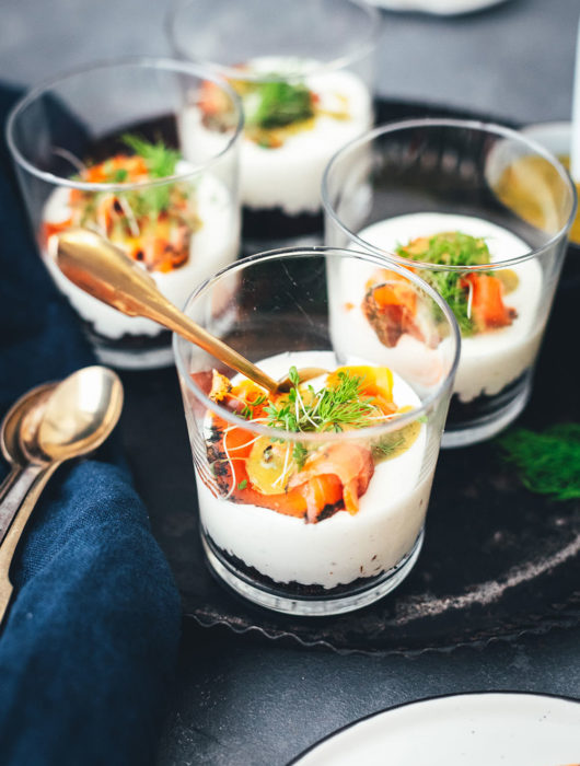 Rezept für Lachs-Trifle mit Honig-Senf-Sauce. Festliche Vorspeise für Brunch, Buffet oder Menü im Advent oder zu Weihnachten. In kleinen Gläsern serviert macht dieses Gericht richtig etwas her, ist aber wirklich unkompliziert zubereitet und unglaublich lecker. Meerrettich-Creme trifft hier auf Pumpernickel und das FRIEDRICHS Meisterstück Kodiak Wildlachs graved | moeyskitchen.com