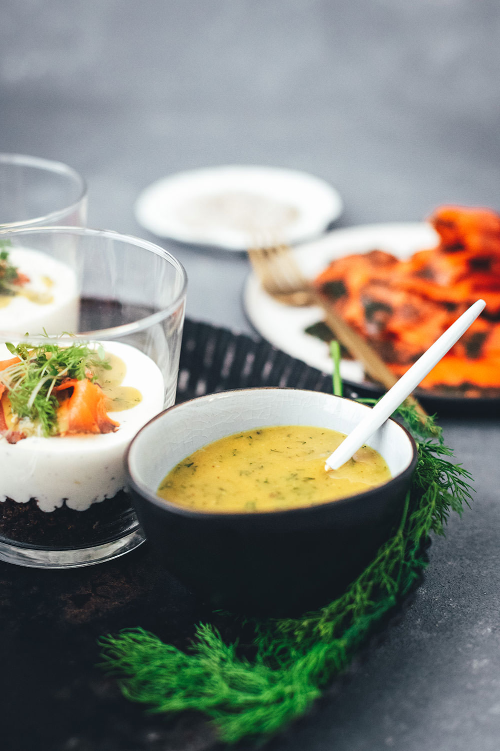 Rezept für Lachs-Trifle mit Honig-Senf-Sauce. Festliche Vorspeise für Brunch, Buffet oder Menü im Advent oder zu Weihnachten. In kleinen Gläsern serviert macht dieses Gericht richtig etwas her, ist aber wirklich unkompliziert zubereitet und unglaublich lecker. Meerrettich-Creme trifft hier auf Pumpernickel und das FRIEDRICHS Meisterstück Kodiak Wildlachs graved | moeyskitchen.com