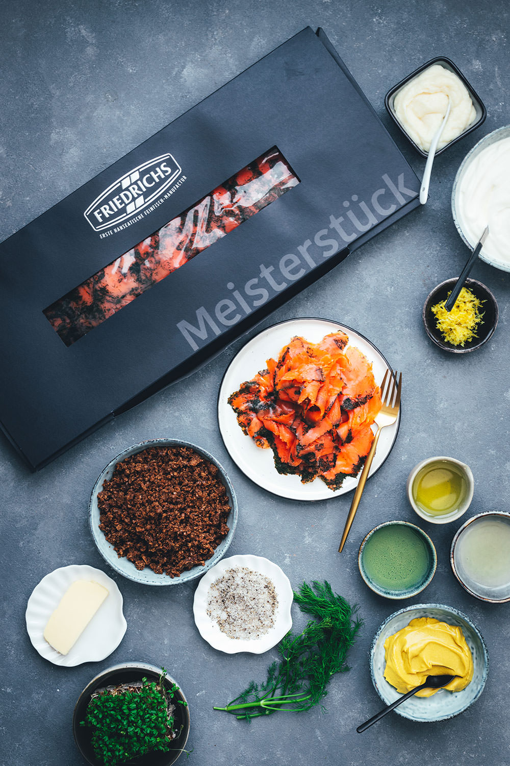 Rezept für Lachs-Trifle mit Honig-Senf-Sauce. Festliche Vorspeise für Brunch, Buffet oder Menü im Advent oder zu Weihnachten. In kleinen Gläsern serviert macht dieses Gericht richtig etwas her, ist aber wirklich unkompliziert zubereitet und unglaublich lecker. Meerrettich-Creme trifft hier auf Pumpernickel und das FRIEDRICHS Meisterstück Kodiak Wildlachs graved | moeyskitchen.com