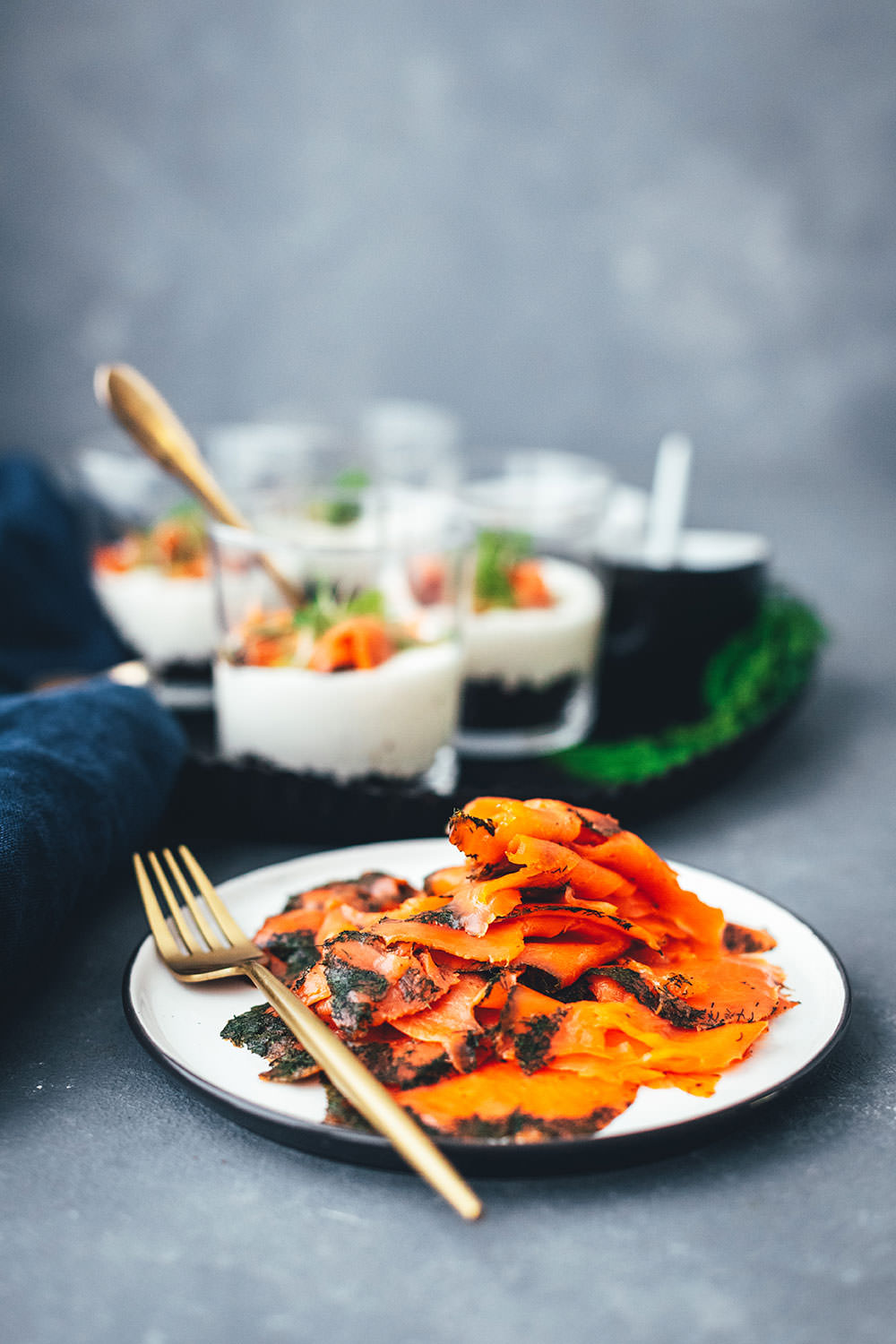Rezept für Lachs-Trifle mit Honig-Senf-Sauce. Festliche Vorspeise für Brunch, Buffet oder Menü im Advent oder zu Weihnachten. In kleinen Gläsern serviert macht dieses Gericht richtig etwas her, ist aber wirklich unkompliziert zubereitet und unglaublich lecker. Meerrettich-Creme trifft hier auf Pumpernickel und das FRIEDRICHS Meisterstück Kodiak Wildlachs graved | moeyskitchen.com