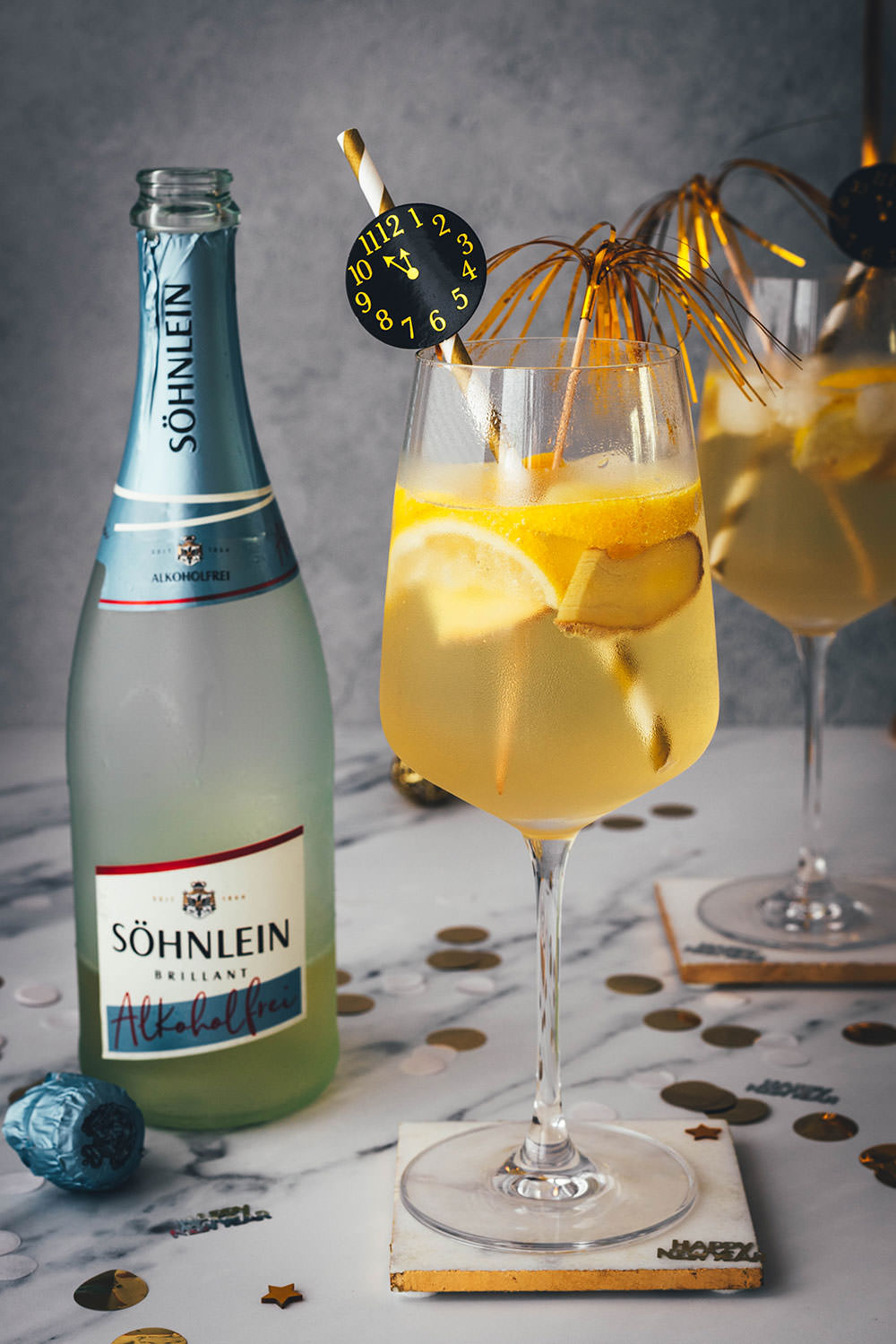 Alkoholfreier Silvesterdrink mit Zitrone, Ingwer und Söhnlein Brillant Alkoholfrei: Sparkling Ginger Lemon Mocktail – schmeckt nicht nur zu Silvester! | moeyskitchen.com