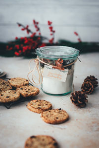 Käse-Cookies mit Cranberries, Salzmandeln und Montagnolo – als Backmischung und kulinarisches Geschenk | moeyskitchen.com