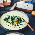 Wärmendes Comfort Food für kalte Wintertage: Deftige Kartoffel-Lauch-Suppe mit CAMBOZOLA. Diese vegetarische Suppe ist super einfach zubereitet und steht schnell auf dem Tisch. Würziger Blauschimmelkäse und Crème fraîche machen sie wunderbar cremig und gleichzeitig herrlich würzig. Perfekt für die schnelle Feierabendküche! | moeyskitchen.com