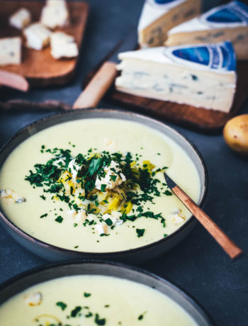 Wärmendes Comfort Food für kalte Wintertage: Deftige Kartoffel-Lauch-Suppe mit CAMBOZOLA. Diese vegetarische Suppe ist super einfach zubereitet und steht schnell auf dem Tisch. Würziger Blauschimmelkäse und Crème fraîche machen sie wunderbar cremig und gleichzeitig herrlich würzig. Perfekt für die schnelle Feierabendküche! | moeyskitchen.com