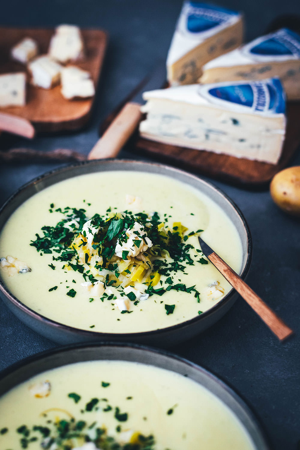 Wärmendes Comfort Food für kalte Wintertage: Deftige Kartoffel-Lauch-Suppe mit CAMBOZOLA. Diese vegetarische Suppe ist super einfach zubereitet und steht schnell auf dem Tisch. Würziger Blauschimmelkäse und Crème fraîche machen sie wunderbar cremig und gleichzeitig herrlich würzig. Perfekt für die schnelle Feierabendküche! | moeyskitchen.com