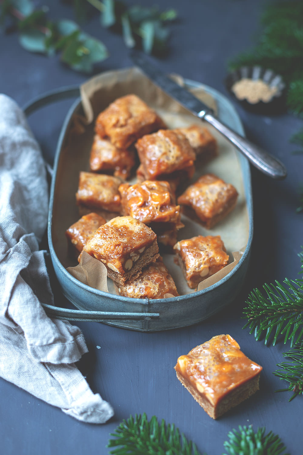 Lebkuchen-Karamell-Würfel mit Erdnüssen | moeyskitchen.com