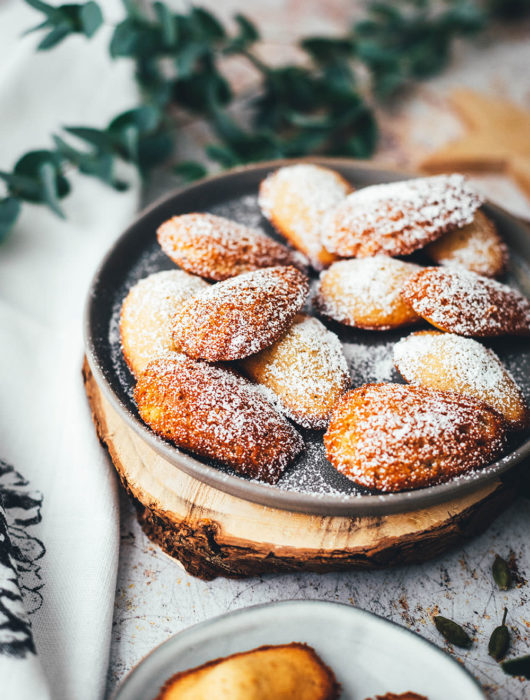 Seid ihr auf der Suche nach leckeren Ideen für die Adventszeit und für Weihnachten? Wie wäre es zur Abwechslung auf dem Plätzchenteller mal mit weihnachtlichen Lebkuchen-Madeleines mit Honig? Das klassische französische Gebäck ist blitzschnell zubereitet und eine leckere Alternative zu Weihnachtskeksen! | moeyskitchen.com