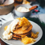 Rezept für fluffige Lebkuchen-Pancakes mit warmen Äpfeln und Ahornsirup-Orangen-Frischkäse zum Weihnachtsfrühstück. Leckere Pfannkuchen mit weihnachtlichen Aromen, passend für Frühstück und Brunch in der Adventszeit. Unkompliziert zu machen und super lecker für die ganze Familie! | moeyskitchen.com