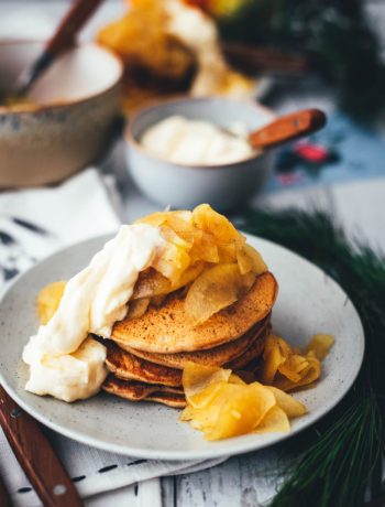 Rezept für fluffige Lebkuchen-Pancakes mit warmen Äpfeln und Ahornsirup-Orangen-Frischkäse zum Weihnachtsfrühstück. Leckere Pfannkuchen mit weihnachtlichen Aromen, passend für Frühstück und Brunch in der Adventszeit. Unkompliziert zu machen und super lecker für die ganze Familie! | moeyskitchen.com