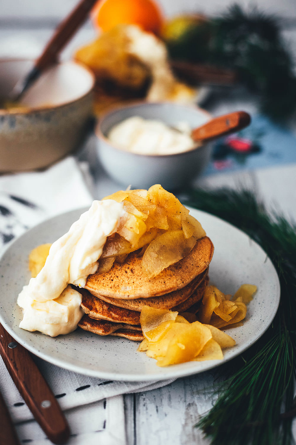 Rezept für fluffige Lebkuchen-Pancakes mit warmen Äpfeln und Ahornsirup-Orangen-Frischkäse zum Weihnachtsfrühstück. Leckere Pfannkuchen mit weihnachtlichen Aromen, passend für Frühstück und Brunch in der Adventszeit. Unkompliziert zu machen und super lecker für die ganze Familie! | moeyskitchen.com