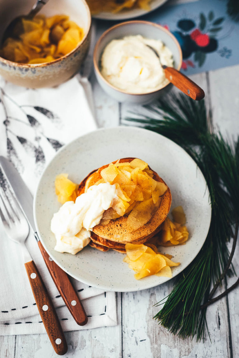Lebkuchen-Pancakes mit warmen Äpfeln und Ahornsirup-Orangen-Frischkäse ...