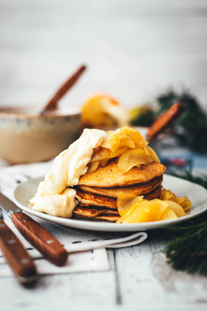 Lebkuchen-Pancakes mit warmen Äpfeln und Ahornsirup-Orangen-Frischkäse ...
