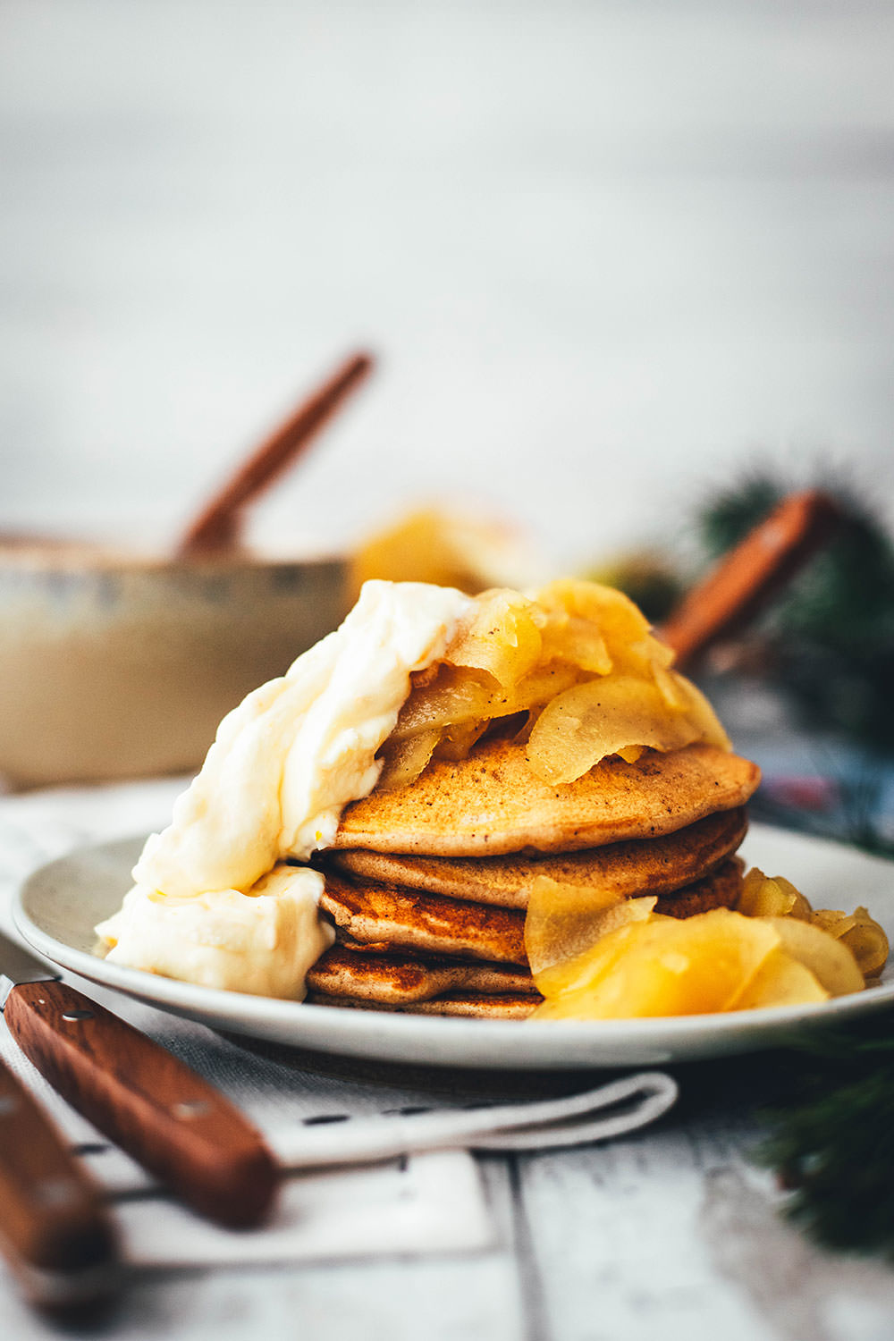 Rezept für fluffige Lebkuchen-Pancakes mit warmen Äpfeln und Ahornsirup-Orangen-Frischkäse zum Weihnachtsfrühstück. Leckere Pfannkuchen mit weihnachtlichen Aromen, passend für Frühstück und Brunch in der Adventszeit. Unkompliziert zu machen und super lecker für die ganze Familie! | moeyskitchen.com