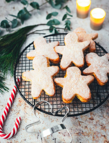 Rezept für süße Quarkies – das ist luftiges Gebäck aus Quark-Öl-Teig. Ausgestochen in weihnachtliche Formen sorgen diese Kekse für eine echte Alternative auf dem Plätzchenteller zu Weihnachten! Sie schmecken vom Frühstück bis zum Nachmittagskaffee und sind blitzschnell gebacken | moeyskitchen.com