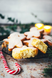 Rezept für süße Quarkies – das ist luftiges Gebäck aus Quark-Öl-Teig. Ausgestochen in weihnachtliche Formen sorgen diese Kekse für eine echte Alternative auf dem Plätzchenteller zu Weihnachten! Sie schmecken vom Frühstück bis zum Nachmittagskaffee und sind blitzschnell gebacken | moeyskitchen.com