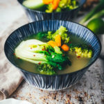 Rezept für eine würzige Asia-Suppe. Vegane Gemüsesuppe auf Basis einer einfachen Gemüsebrühe, die mit asiatischen Aromen verfeinert wird. Super einfach mit Möhren, Pak Choi und Brokkoli und so lecker! | moeyskitchen.com