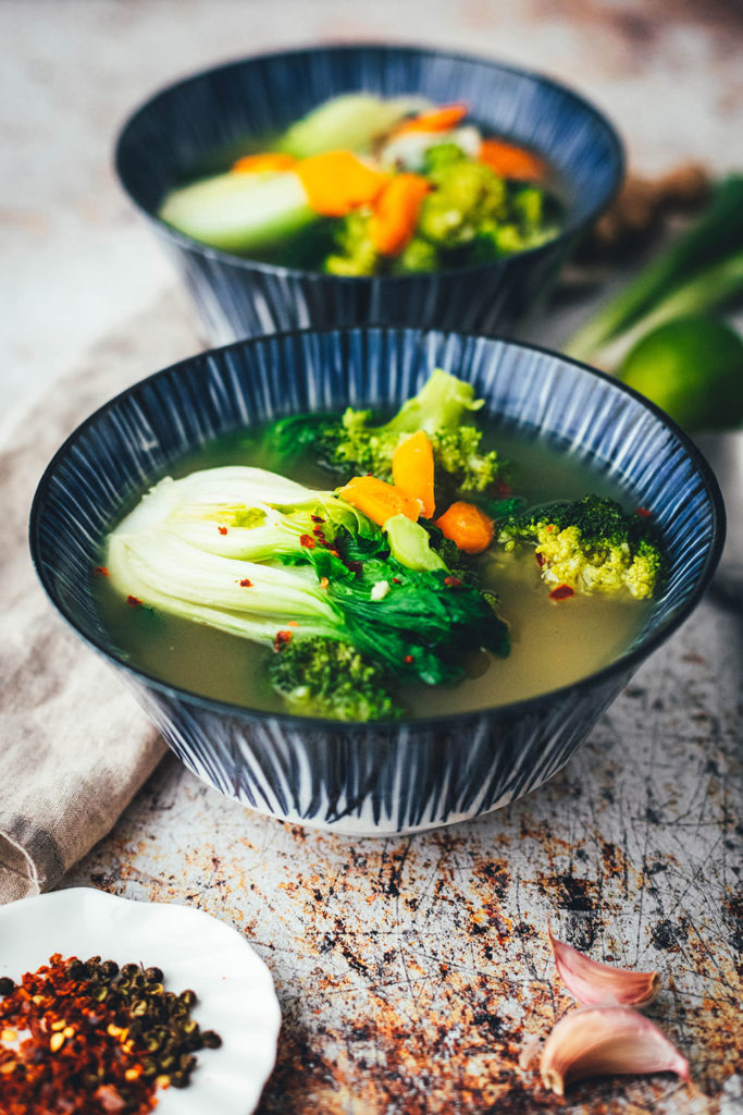 Würzige Asia-Suppe – vegane Gemüsesuppe mit asiatischen Aromen - moey&amp;#39;s ...