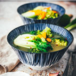 Rezept für eine würzige Asia-Suppe. Vegane Gemüsesuppe auf Basis einer einfachen Gemüsebrühe, die mit asiatischen Aromen verfeinert wird. Super einfach mit Möhren, Pak Choi und Brokkoli und so lecker! | moeyskitchen.com