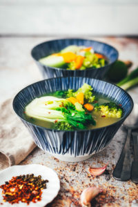 Rezept für eine würzige Asia-Suppe. Vegane Gemüsesuppe auf Basis einer einfachen Gemüsebrühe, die mit asiatischen Aromen verfeinert wird. Super einfach mit Möhren, Pak Choi und Brokkoli und so lecker! | moeyskitchen.com