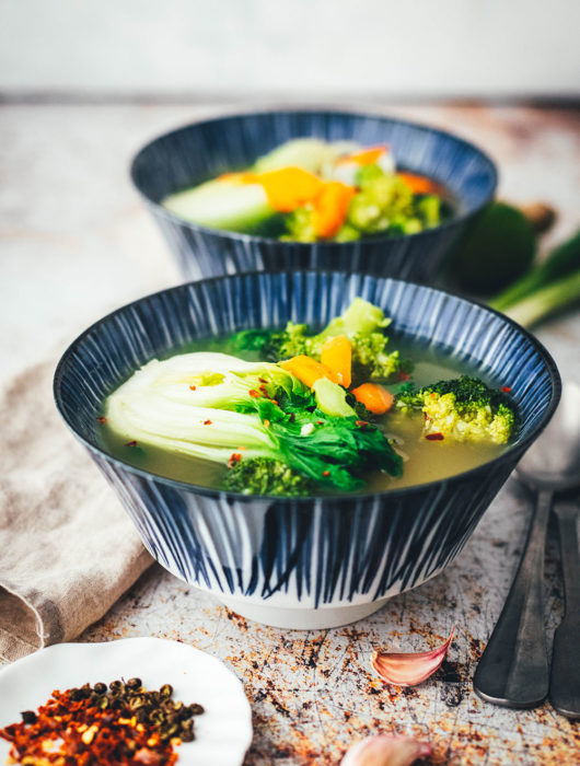 Rezept für eine würzige Asia-Suppe. Vegane Gemüsesuppe auf Basis einer einfachen Gemüsebrühe, die mit asiatischen Aromen verfeinert wird. Super einfach mit Möhren, Pak Choi und Brokkoli und so lecker! | moeyskitchen.com