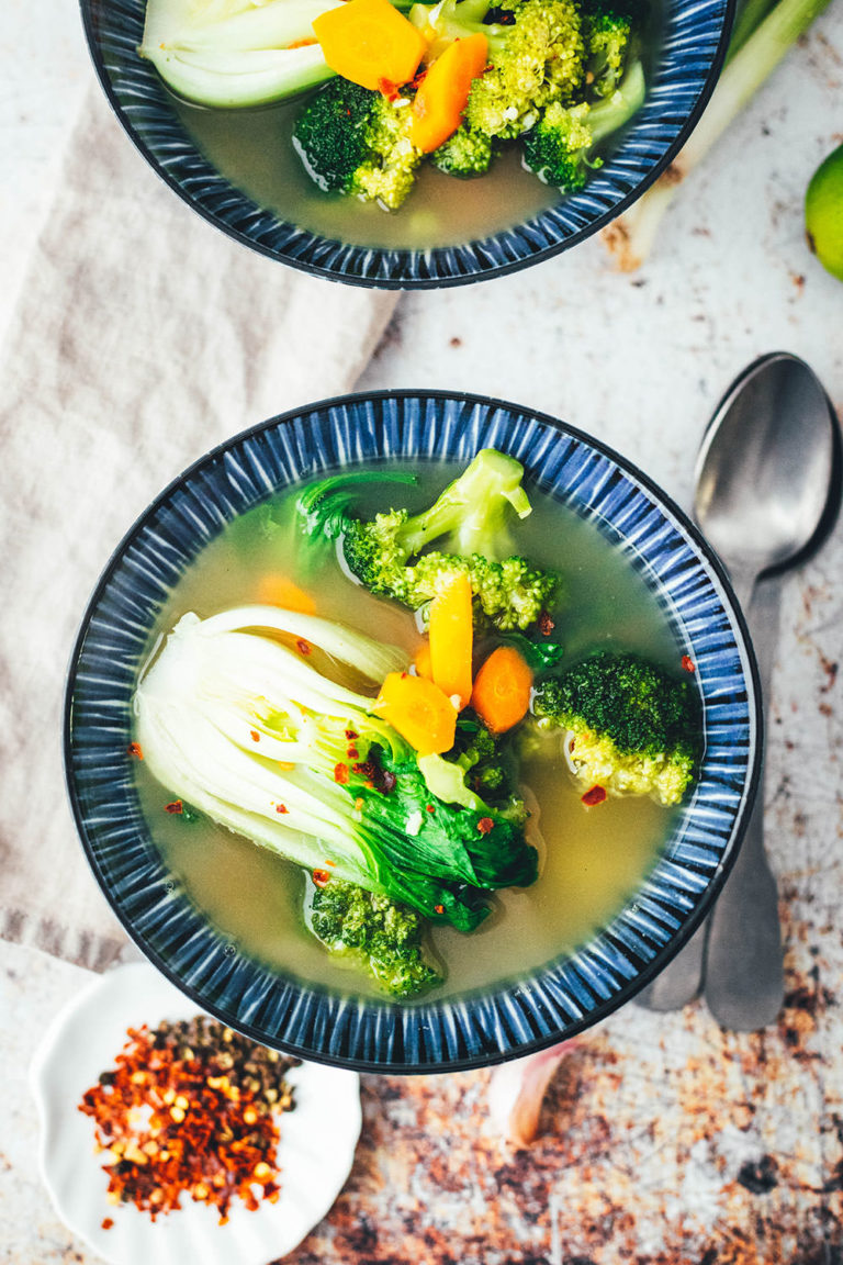 Würzige Asia-Suppe – vegane Gemüsesuppe mit asiatischen Aromen - moey&amp;#39;s ...