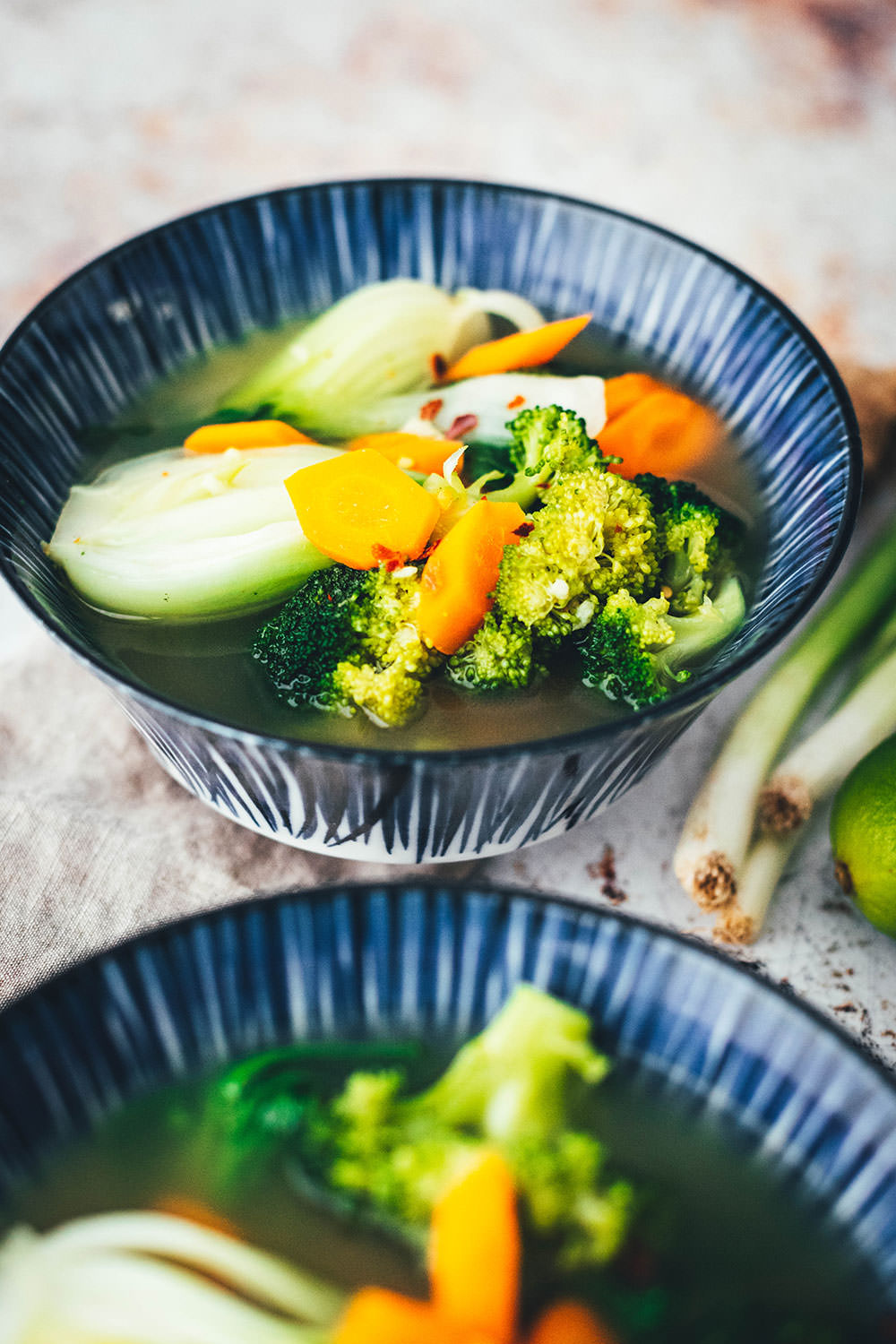 Rezept für eine würzige Asia-Suppe. Vegane Gemüsesuppe auf Basis einer einfachen Gemüsebrühe, die mit asiatischen Aromen verfeinert wird. Super einfach mit Möhren, Pak Choi und Brokkoli und so lecker! | moeyskitchen.com