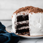 Rezept für Devil's Food Cake – saftige Schokotorte mit Baiser-Frosting. Wunderbar dunkler Schokokuchen trifft hier auf ein helles, cremiges Seven-Minute-Frosting. Amerikanischer Klassiker und ein Kuchen für besondere Anlässe! | moeyskitchen.com