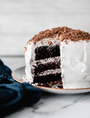 Rezept für Devil's Food Cake – saftige Schokotorte mit Baiser-Frosting. Wunderbar dunkler Schokokuchen trifft hier auf ein helles, cremiges Seven-Minute-Frosting. Amerikanischer Klassiker und ein Kuchen für besondere Anlässe! | moeyskitchen.com