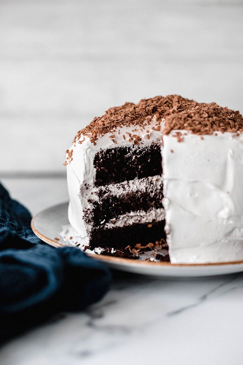 Rezept für Devil's Food Cake – saftige Schokotorte mit Baiser-Frosting. Wunderbar dunkler Schokokuchen trifft hier auf ein helles, cremiges Seven-Minute-Frosting. Amerikanischer Klassiker und ein Kuchen für besondere Anlässe! | moeyskitchen.com