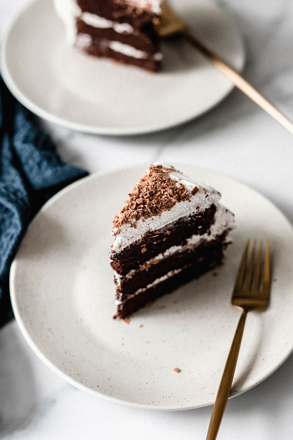 Rezept für Devil's Food Cake – saftige Schokotorte mit Baiser-Frosting. Wunderbar dunkler Schokokuchen trifft hier auf ein helles, cremiges Seven-Minute-Frosting. Amerikanischer Klassiker und ein Kuchen für besondere Anlässe! | moeyskitchen.com