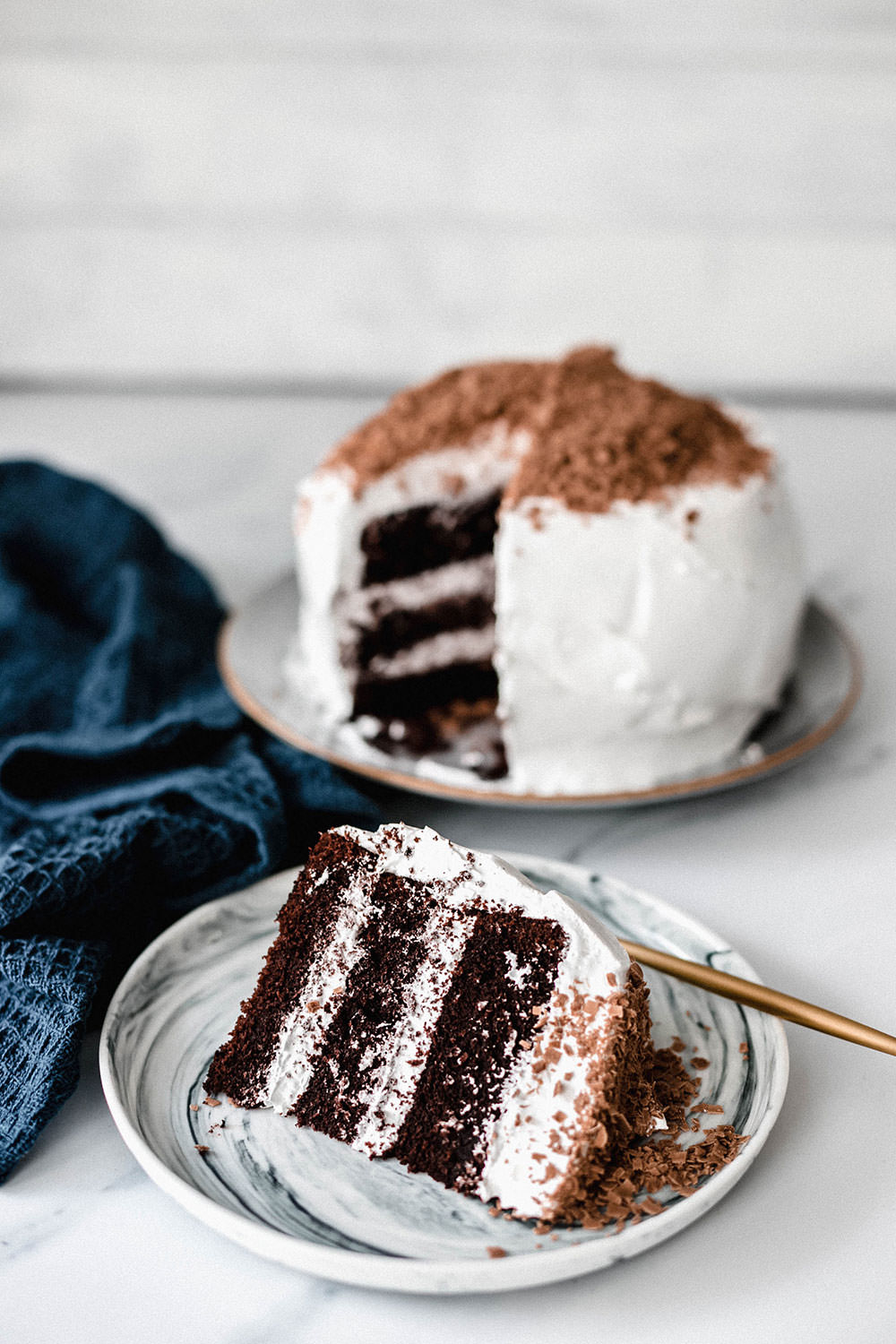 Rezept für Devil's Food Cake – saftige Schokotorte mit Baiser-Frosting. Wunderbar dunkler Schokokuchen trifft hier auf ein helles, cremiges Seven-Minute-Frosting. Amerikanischer Klassiker und ein Kuchen für besondere Anlässe! | moeyskitchen.com