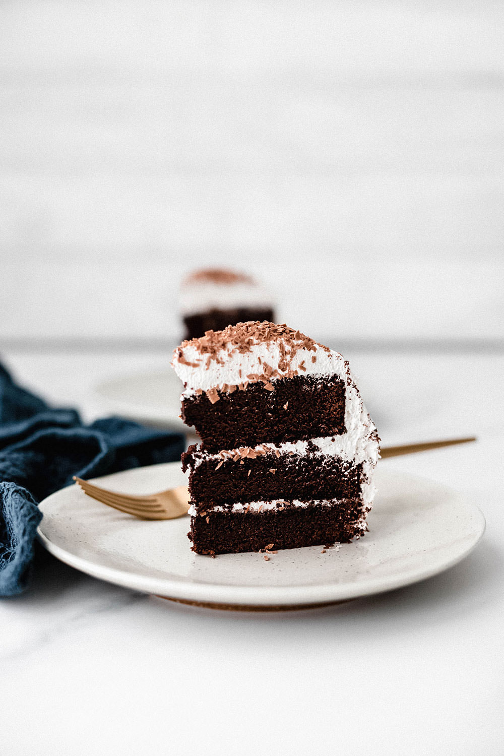 Rezept für Devil's Food Cake – saftige Schokotorte mit Baiser-Frosting. Wunderbar dunkler Schokokuchen trifft hier auf ein helles, cremiges Seven-Minute-Frosting. Amerikanischer Klassiker und ein Kuchen für besondere Anlässe! | moeyskitchen.com