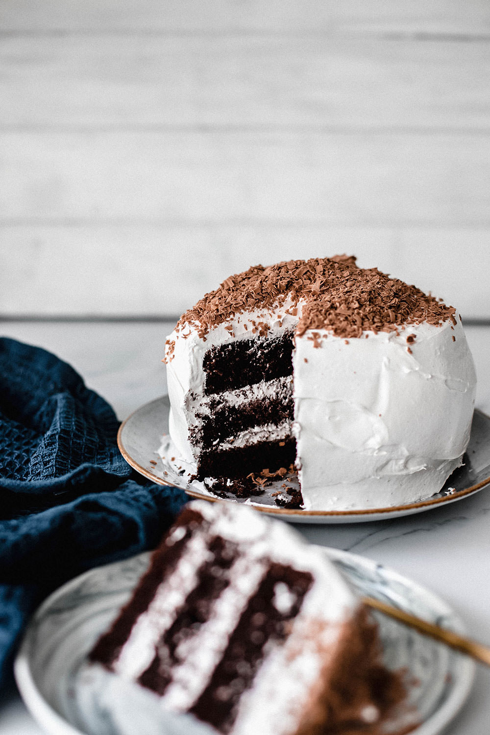 Rezept für Devil's Food Cake – saftige Schokotorte mit Baiser-Frosting. Wunderbar dunkler Schokokuchen trifft hier auf ein helles, cremiges Seven-Minute-Frosting. Amerikanischer Klassiker und ein Kuchen für besondere Anlässe! | moeyskitchen.com