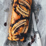 Rezept für super saftiges Nuss-Nougat-Bananenbrot mit brauner Butter und saurer Sahne. Leckeres Bananenbrot backen statt Kuchen – perfekt für den Nachmittagskaffee oder Sonntage! | moeyskitchen.com