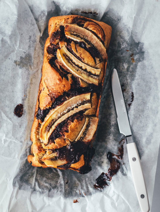 Rezept für super saftiges Nuss-Nougat-Bananenbrot mit brauner Butter und saurer Sahne. Leckeres Bananenbrot backen statt Kuchen – perfekt für den Nachmittagskaffee oder Sonntage! | moeyskitchen.com