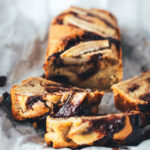 Rezept für super saftiges Nuss-Nougat-Bananenbrot mit brauner Butter und saurer Sahne. Leckeres Bananenbrot backen statt Kuchen – perfekt für den Nachmittagskaffee oder Sonntage! | moeyskitchen.com