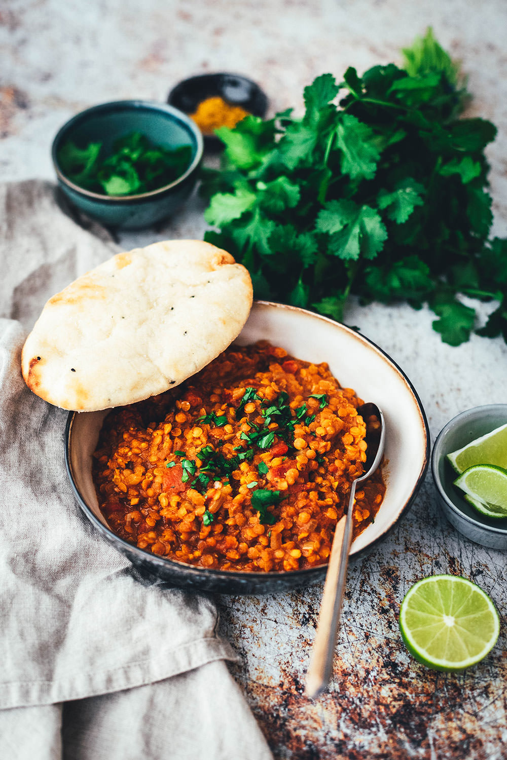Rezept für Rote Linsen Dal - vegan und blitzschnell auf dem Tisch! Indisches Curry aus roten Linsen, Tomaten und Kokosmilch (Masoor Dhal), serviert mit veganem Naan-Brot oder Reis. Ein würziges Eintopf-Rezept, das immer schon vegan ist. #veganuary | moeyskitchen.com