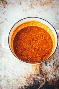 Rezept für Rote Linsen Dal - vegan und blitzschnell auf dem Tisch! Indisches Curry aus roten Linsen, Tomaten und Kokosmilch (Masoor Dhal), serviert mit veganem Naan-Brot oder Reis. Ein würziges Eintopf-Rezept, das immer schon vegan ist. #veganuary | moeyskitchen.com