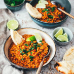 Rezept für Rote Linsen Dal - vegan und blitzschnell auf dem Tisch! Indisches Curry aus roten Linsen, Tomaten und Kokosmilch (Masoor Dhal), serviert mit veganem Naan-Brot oder Reis. Ein würziges Eintopf-Rezept, das immer schon vegan ist. #veganuary | moeyskitchen.com