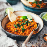 Rezept für Rote Linsen Dal - vegan und blitzschnell auf dem Tisch! Indisches Curry aus roten Linsen, Tomaten und Kokosmilch (Masoor Dhal), serviert mit veganem Naan-Brot oder Reis. Ein würziges Eintopf-Rezept, das immer schon vegan ist. #veganuary | moeyskitchen.com