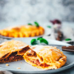 Rezept für knusprige Calzone – italienische Pizza, die als Pizzatasche gebacken wird. Mit leckerer Füllung aus Tomatensauce, Mozzarella, Schinken und Salami. Lässt sich super vorbereiten, einfrieren und frisch genießen. Ganz easy zu Hause selber machen und im normalen Ofen backen! | moeyskitchen.com