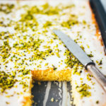 Der beste Zitronenkuchen – Rezept für super einfachen Zitronenkuchen vom Blech. Lockerer Rührteig verwandelt sich in einen genial saftigen und fluffigen Kuchen mit tollem Zitronenaroma. Ganz einfach zu backen und so lecker! | moeyskitchen.com
