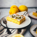 Der beste Zitronenkuchen – Rezept für super einfachen Zitronenkuchen vom Blech. Lockerer Rührteig verwandelt sich in einen genial saftigen und fluffigen Kuchen mit tollem Zitronenaroma. Ganz einfach zu backen und so lecker! | moeyskitchen.com